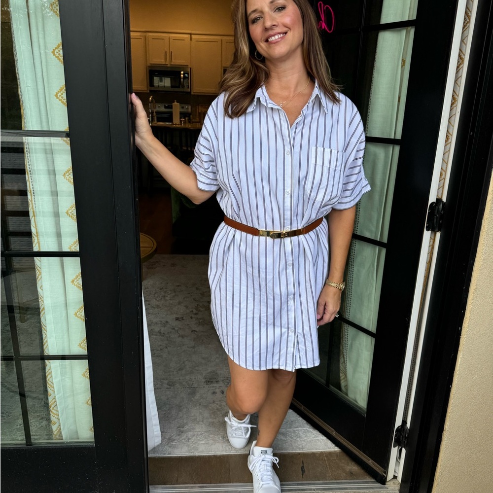 a new day White Button-Up Short Sleeve Shirt with Black Stripes size Medium